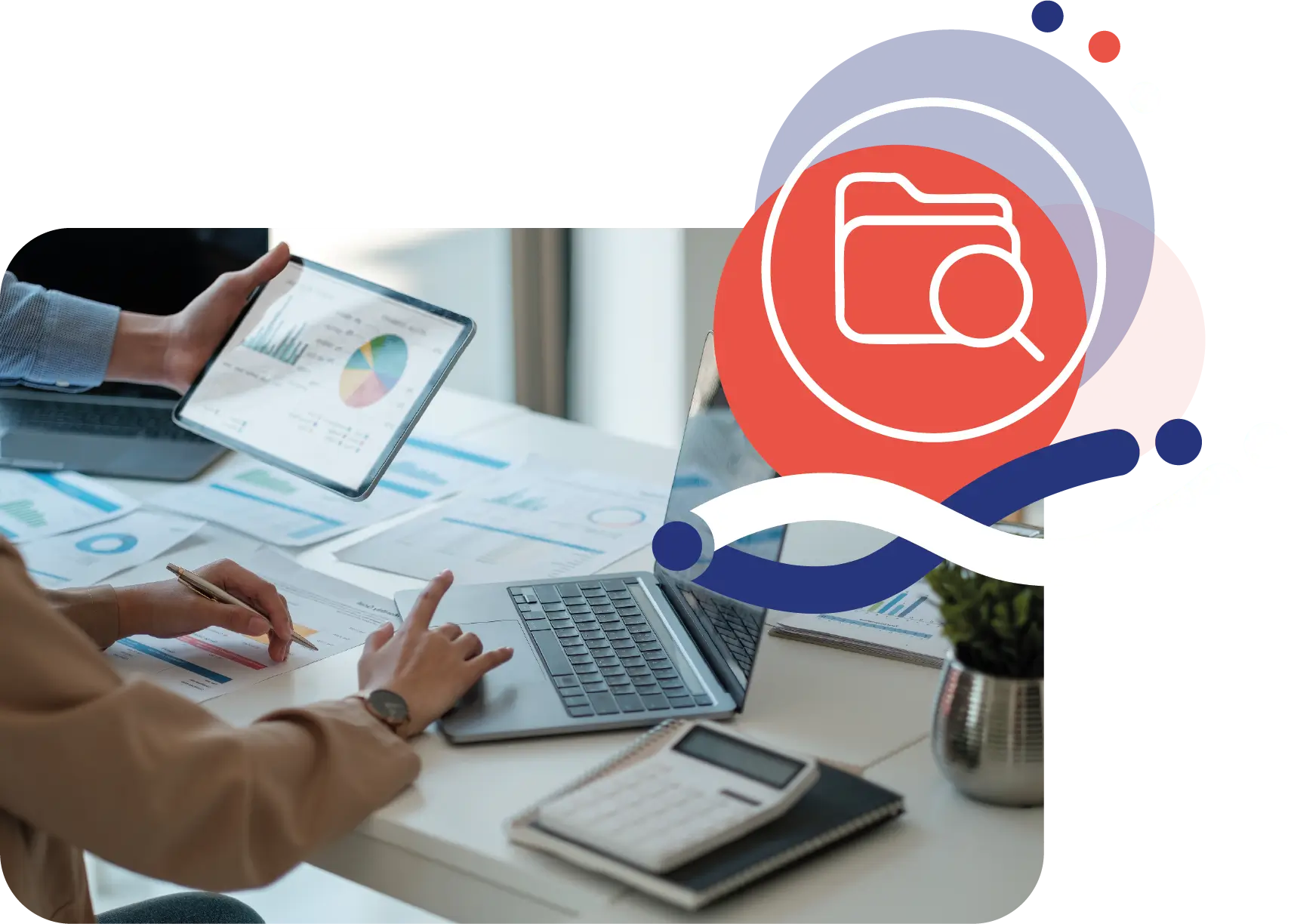 Entrepreneurs analysant des tableaux financiers sur tablette et ordinateur, illustrant la création d’un Business Plan clair, structuré et convaincant pour lancer ou financer un projet dans le Tarn.