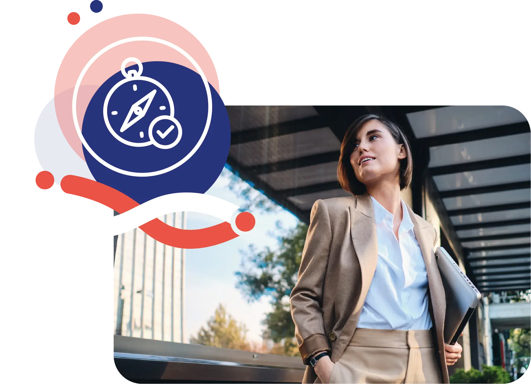 Entrepreneure souriante marchant avec son ordinateur, illustrant une micro-entreprise qui tourne rond grâce au copilotage Point M : vision simple, trésorerie claire et décisions sereines dans le Tarn.